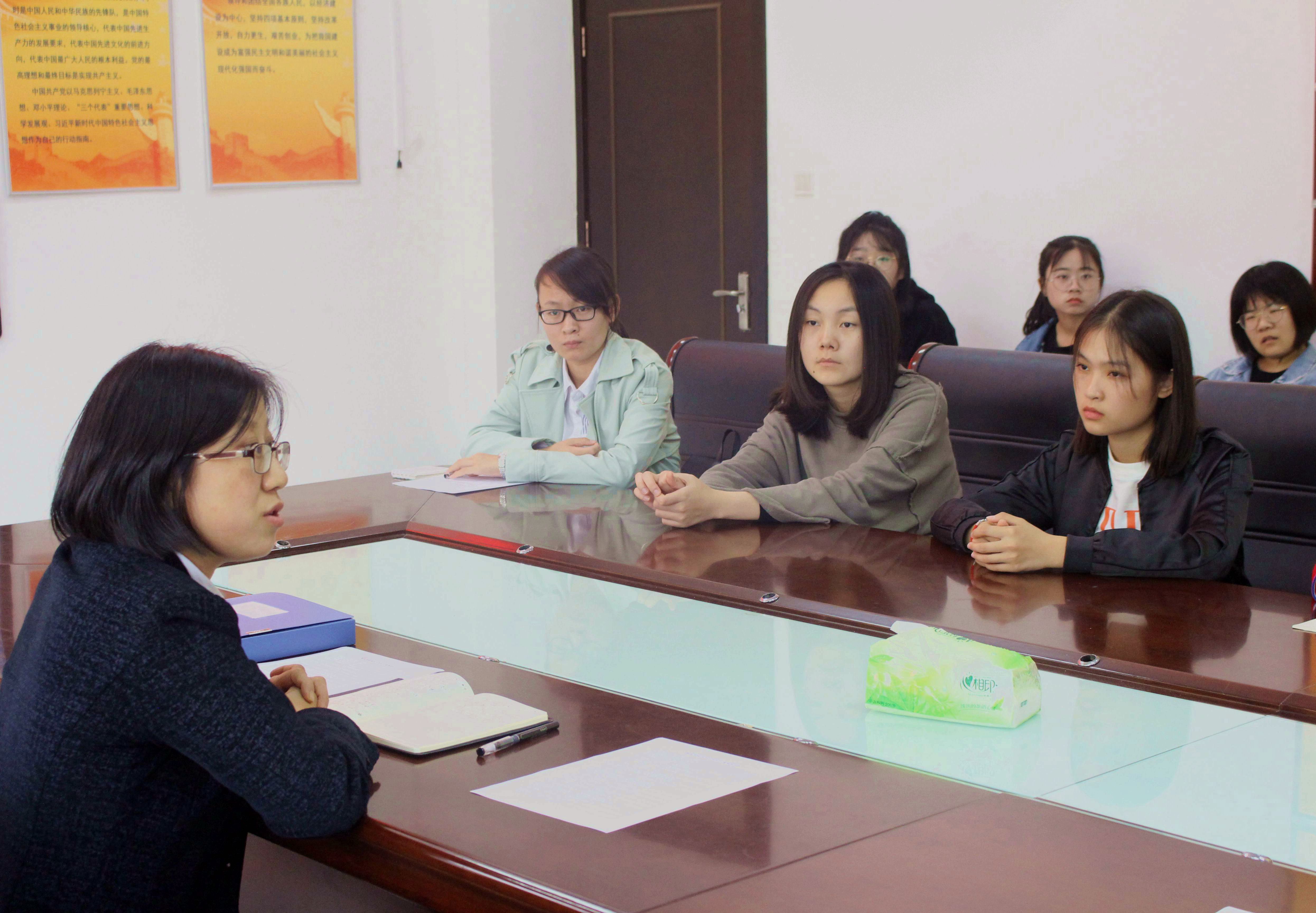 学院领导老师与学生代表们面对面真诚交流,代表们各抒己见,会议气氛